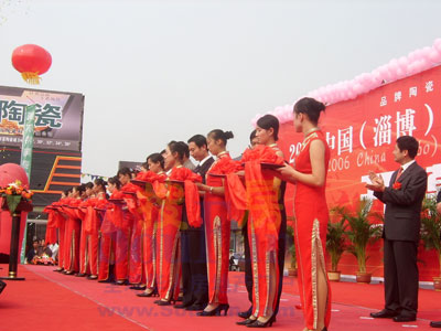 众位参与嘉宾共同剪彩 众位参与嘉宾共同剪彩